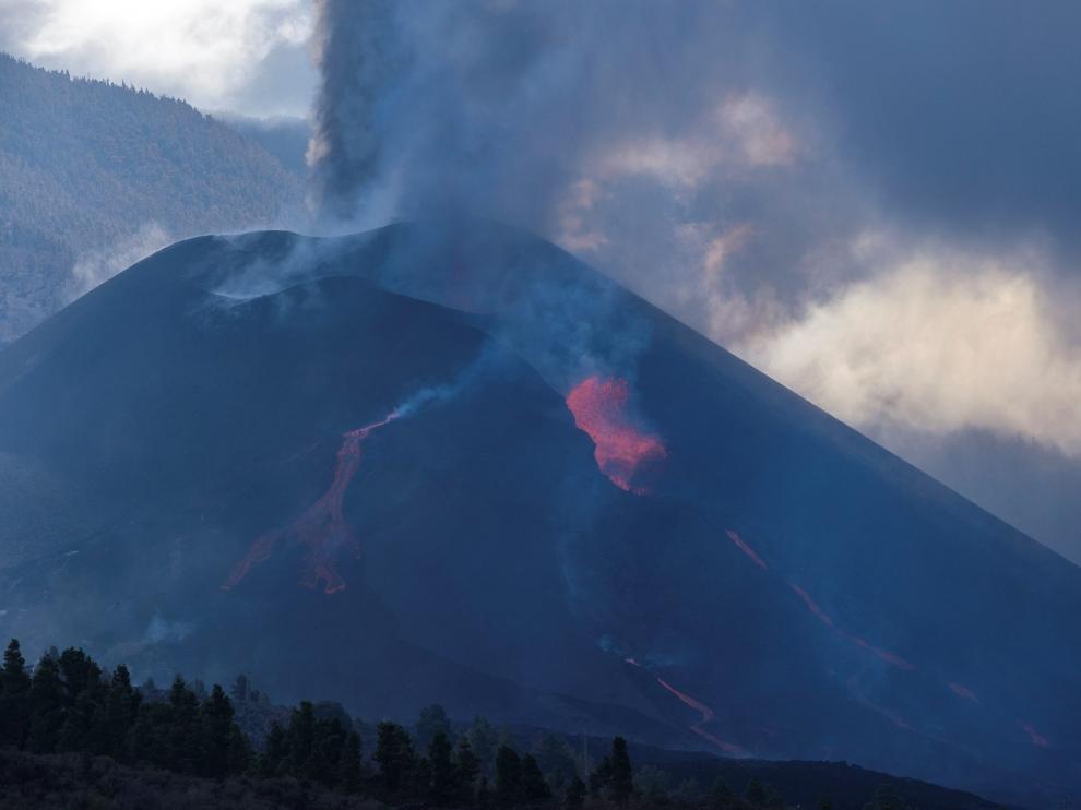 El domingo por la tarde se abrió una nueva boca del volcán que a primera hora de este lunes ha provocado un derrumbe en la zona.
