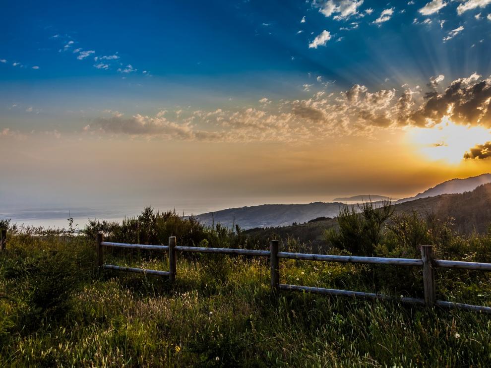 Imagen de archivo de un atardecer en la costa gallega