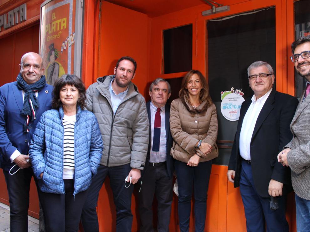 La concejal de Servicios Públicos, Natalia Chueca, junto a representantes del sector tras colocar la pegatina del proyecto en la puerta de El Plata.