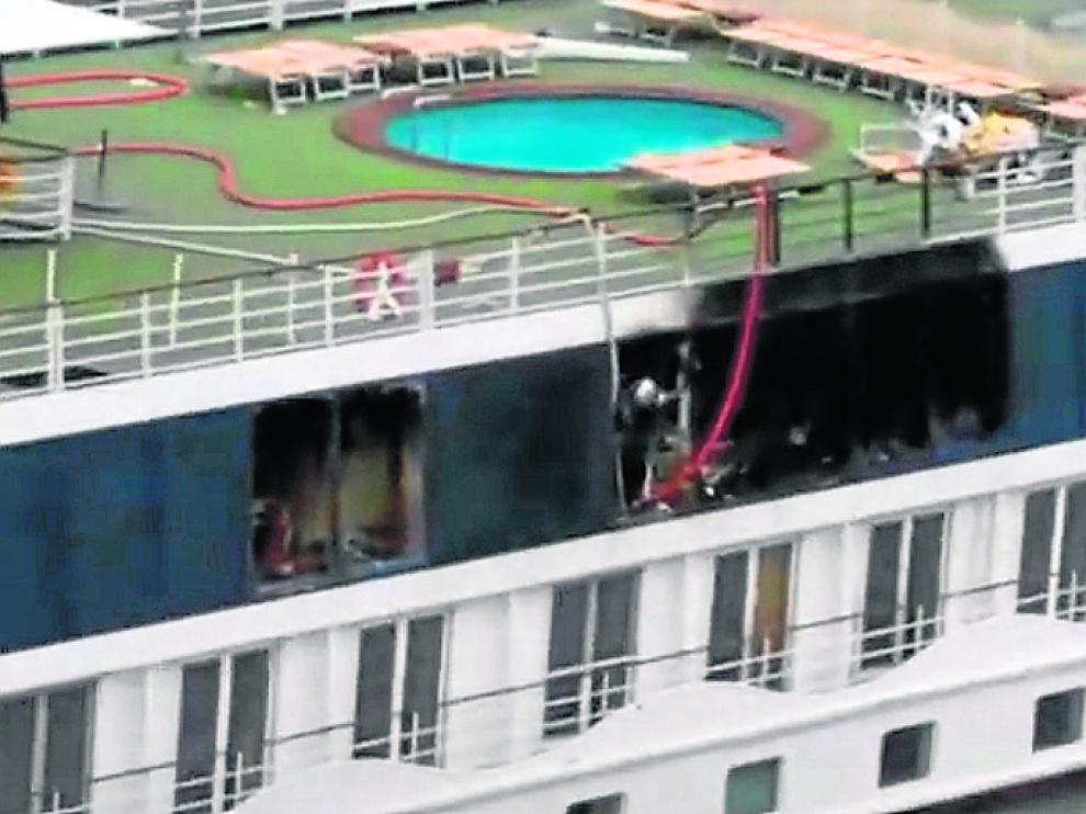 El incendio se inició en una sauna y obligó a desalojar todo el barco.
