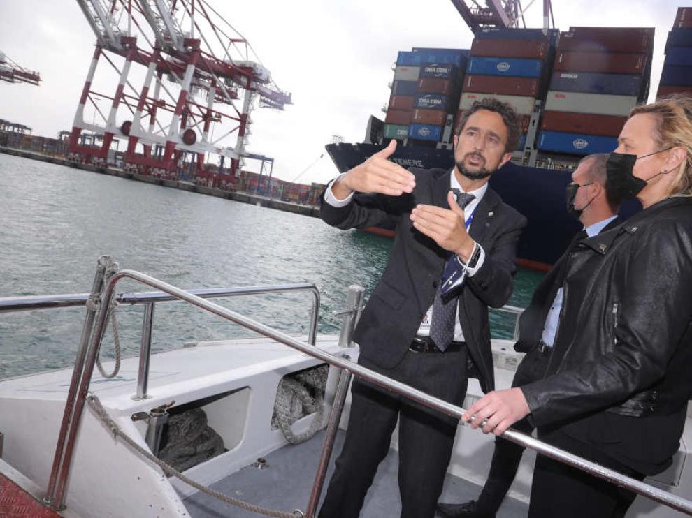 Damià Calvet, presidente del Puerto de Barcelona, y la consejera de Economía, Planificación y Empleo del Gobierno de Aragón, Marta Gastón, durante una visita marítima al enclave.