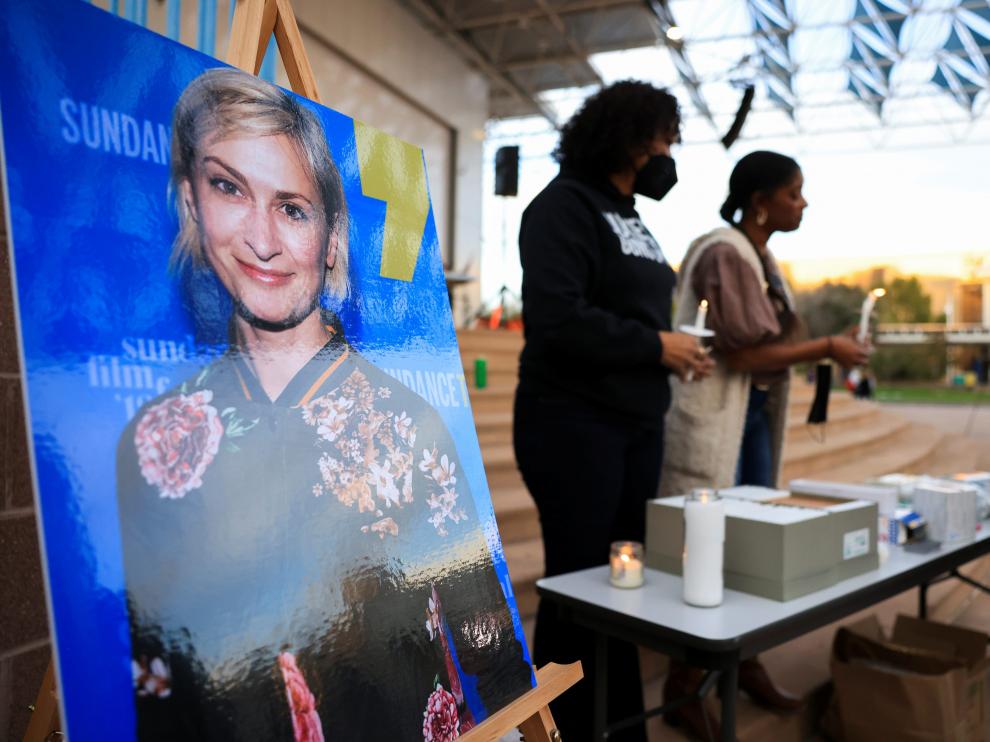 Vigilia en recuerdo de Halyna Hutchins en Alburquerque, Nuevo México.