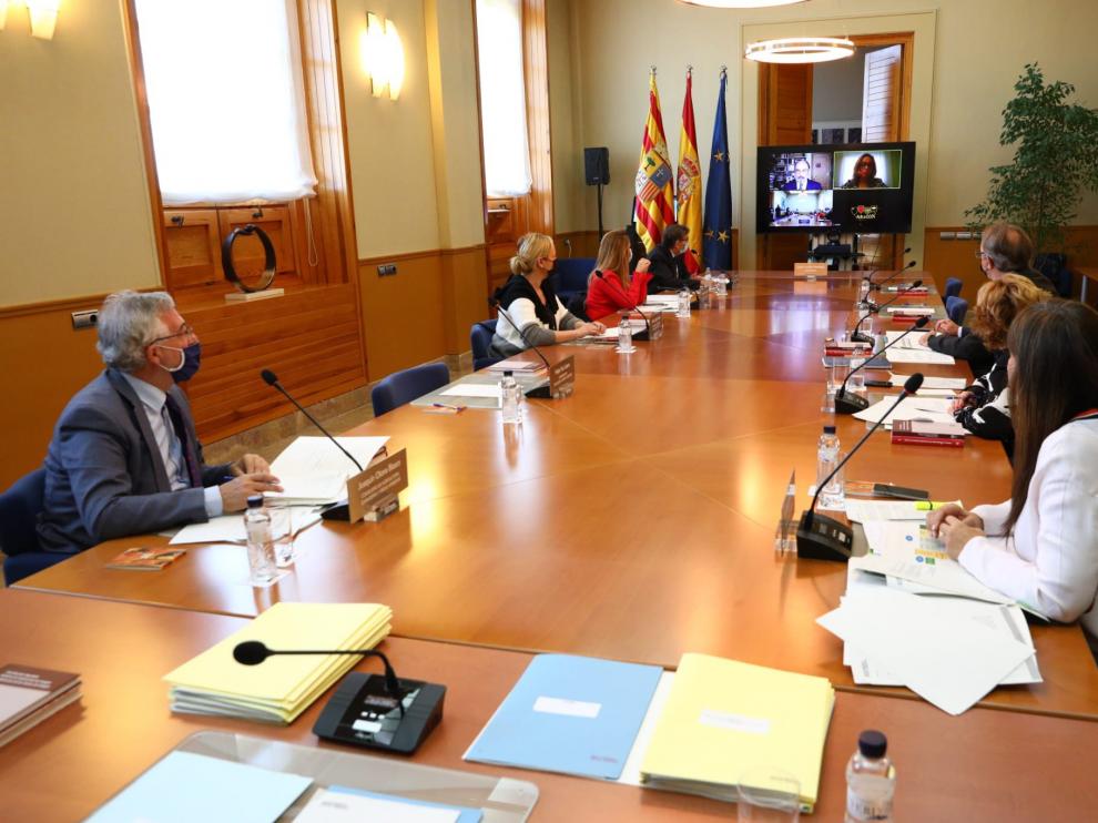 Consejo de Gobierno para aprobar el techo de gasto con Javier Lambán y Mayte Pérez desde sus casas