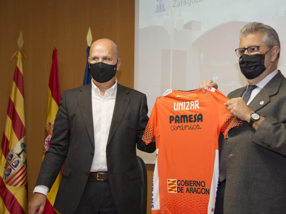 El rector, José Antonio Mayoral, a la derecha, con el presidente del CV Teruel, tras la firma del convenio.