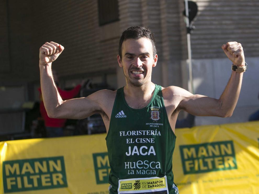 El jaqués Alberto Puyuelo saca músculo tras su segunto triunfo en el Maratón de Zaragoza.