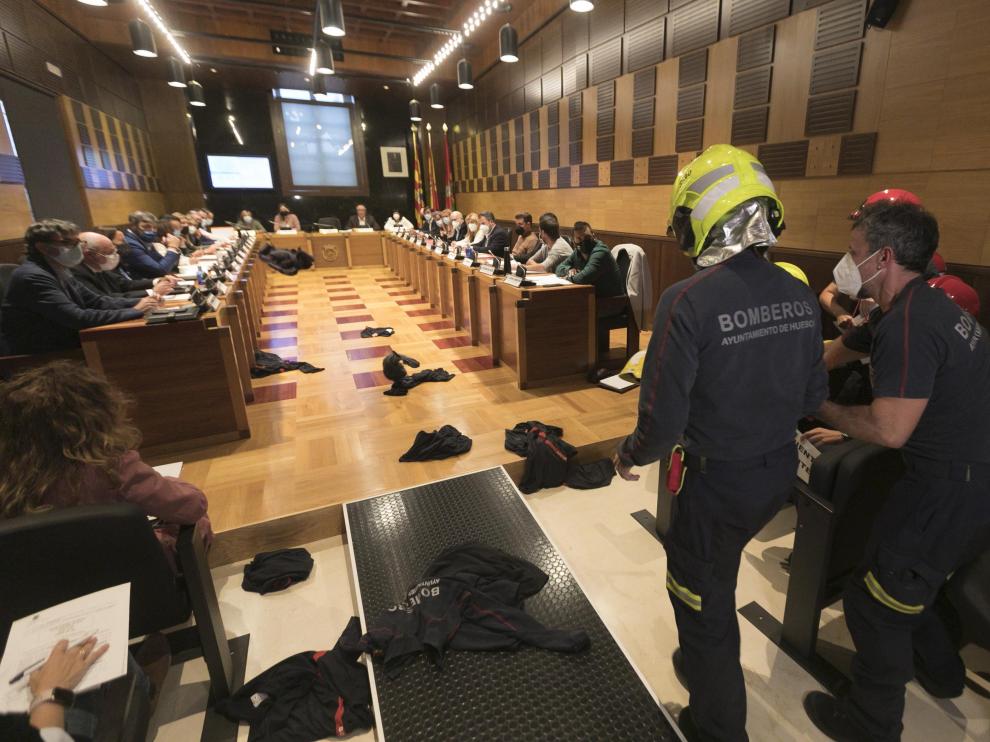 Los bomberos lanzaron camisetas y cascos al suelo del salón de plenos con la sesión ya iniciada.