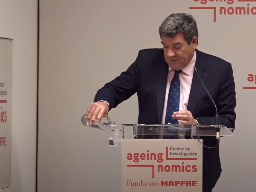 Momento en el que el ministro José Luis Escrivá ha echado agua en lo que le parecía un vaso.