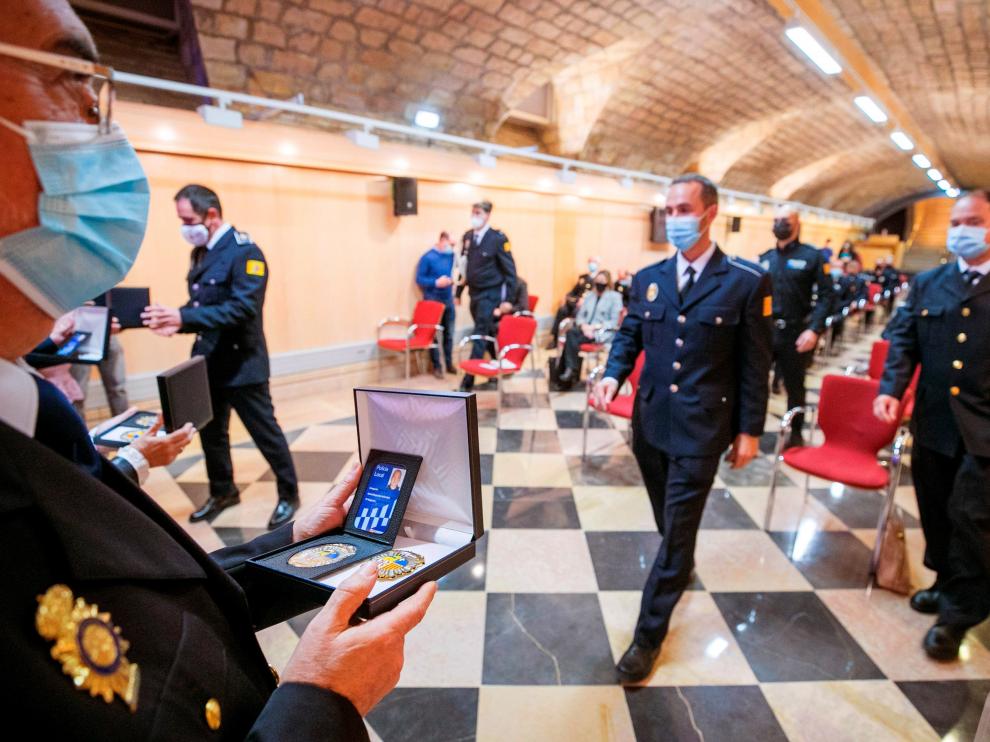 Policías locales de Aragón tendrán un carné con chip para operar de forma anónima