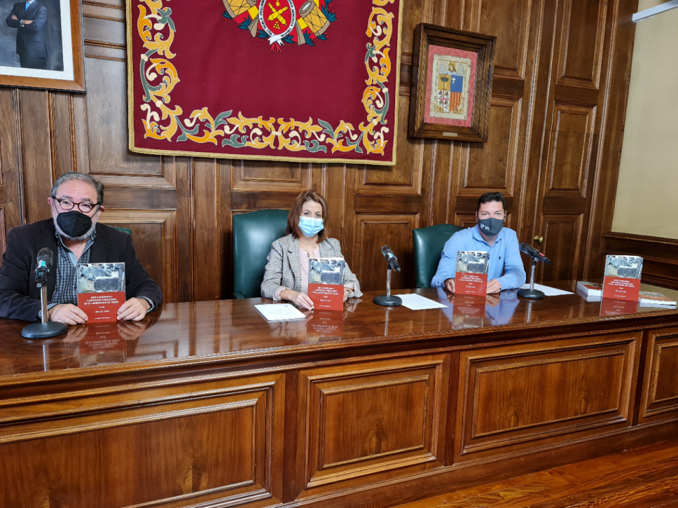 De izquierda a derecha, Serafín Aldecoa, Emma Buj y Javier Domingo, con la guía del cementerio.