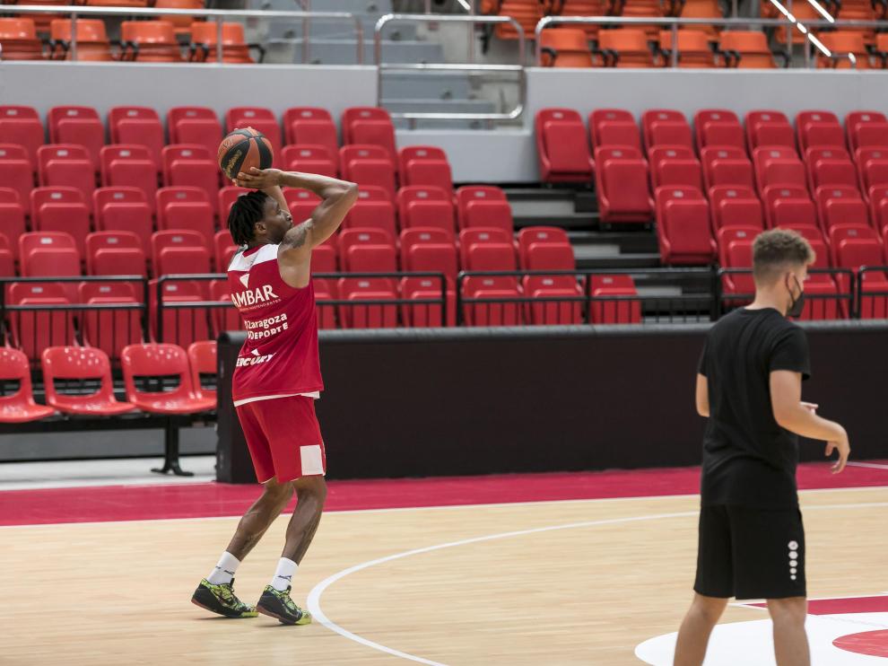 Stan Okoye realiza un lanzamiento en el pabellón Príncipe Felipe.
