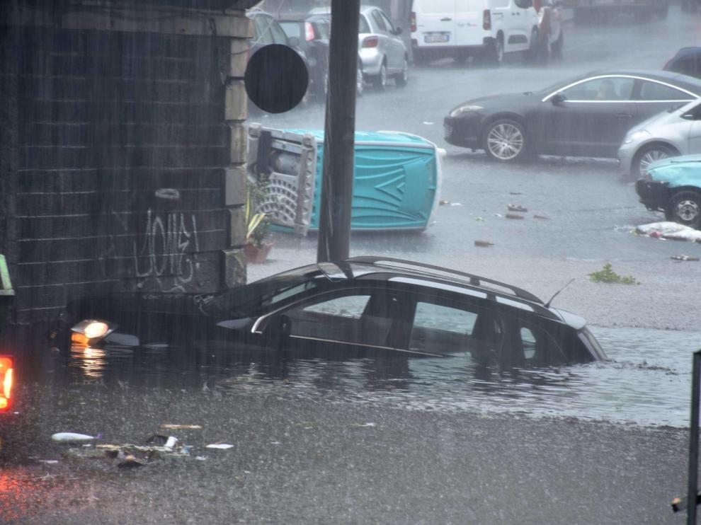 Un coche sumergido por las lluvias torrenciales en la provincia de Catania en Sicilia (Italia) ITALY WEATHER FLOODING