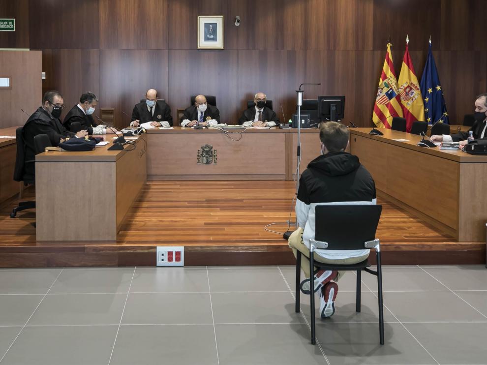El acusado de los abusos sexuales frente al tribunal de la Audiencia de Zaragoza esta mañana.