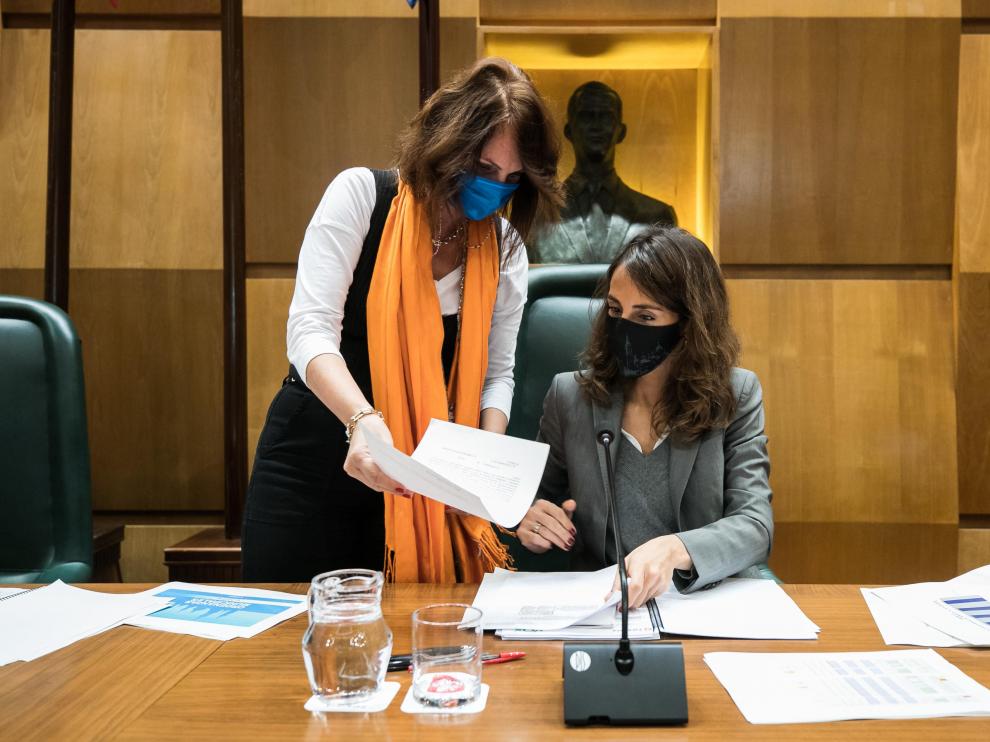 Carmen Herrarte (Cs) y María Navarro, en la comisión de este miércoles.