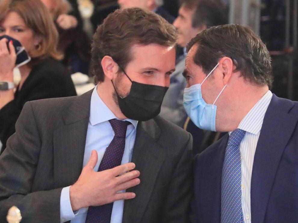 Casado junto al presidente de la CEOE, Antonio Garamendi