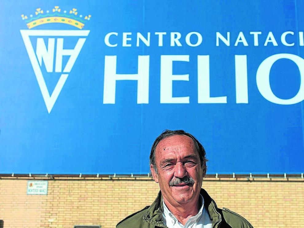 Esteban Celorrio, en la puerta del club.