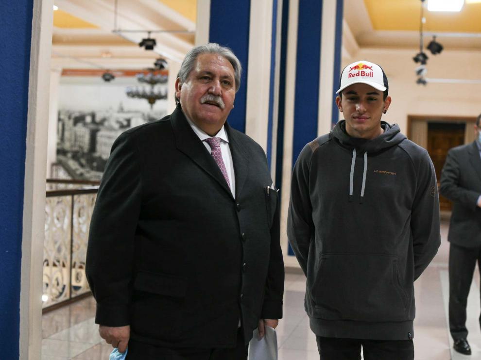 Manuel Teruel, presidente de Feria de Zaragoza, y Alberto Ginés, campeón olímpico de escalada deportiva en Tokio 2020.