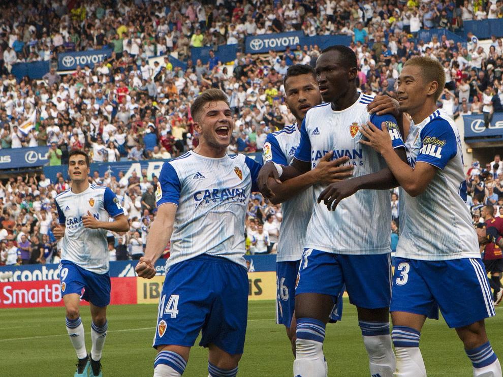 Dwamena celebra un gol con el Real Zaragoza.
