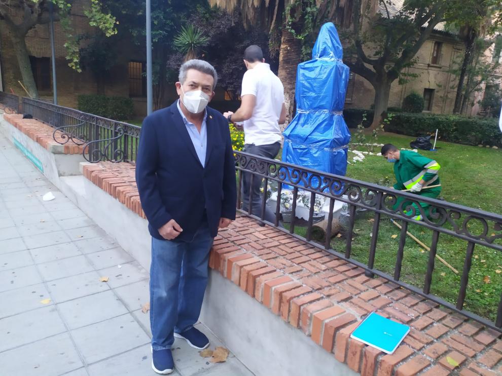 Ignacio Andrés, delante del busto de Ramón y Cajal que se descubrirá este jueves en el Provincial.