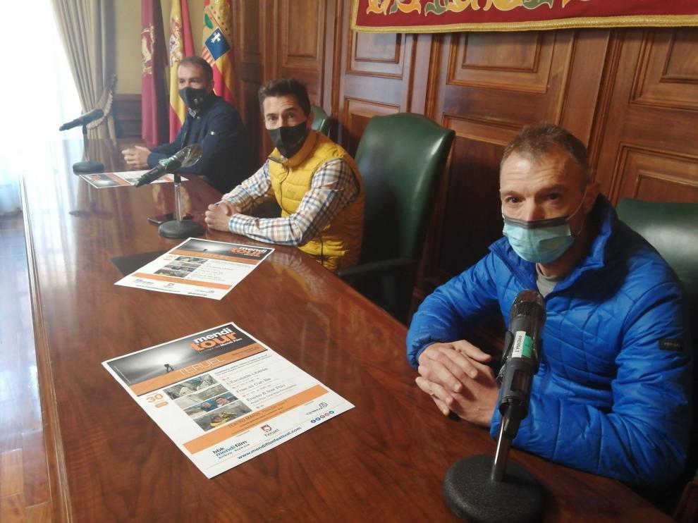 De derecha a izquierda, el escalador Javier Magallón; el concejal de Cultura, Carlos Méndez; y el concejal de Deportes, Carlos Aranda.