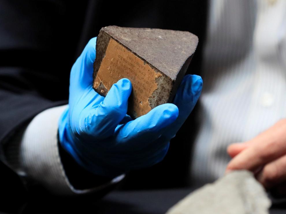 La guardia Civil entrega un trozo del meteorito de Reliegos al Museo Nacional de Ciencias Naturales