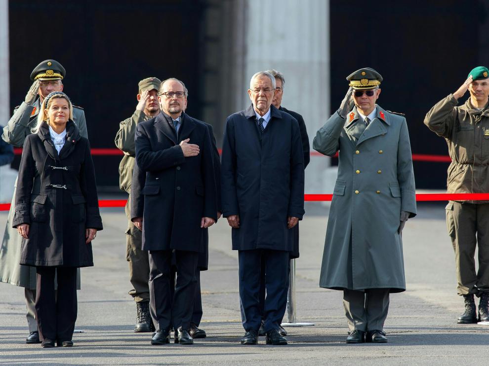 La ministra de Defensa austríaca, Klaudia Tanner, con el de canciller federal, Alexander Schallenberg, y el presidente Alexander van Der Beller, este martes