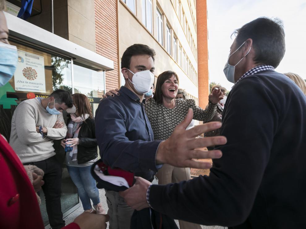 Alejandro Poy y Elena Allué saludan, este jueves, al alcalde de Montalbán, Carlos Sánchez.