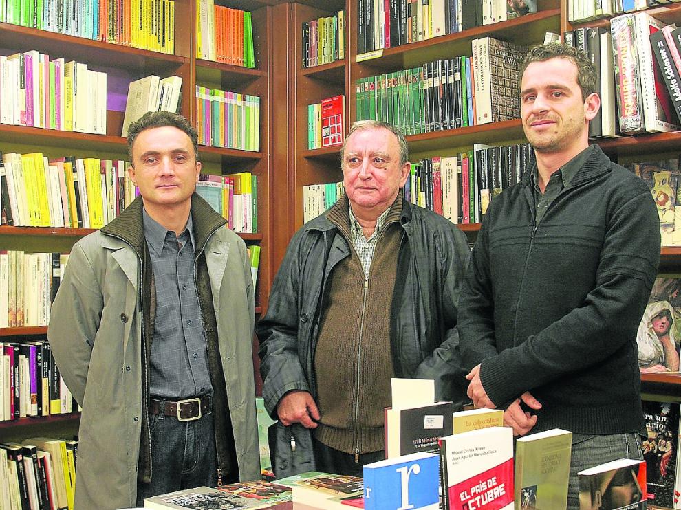 Rafael Chirbes en Zaragoza, cuando recibió uno de los premios Cálamo, con Antonio Ansón y José Luis Peixoto.