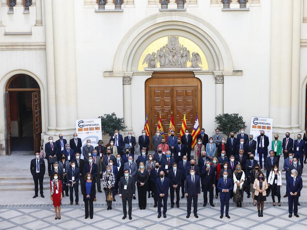 Foto de familia de la cumbre empresarial organizada por CEOE Aragón en el edificio Pignatelli de Zaragoza.