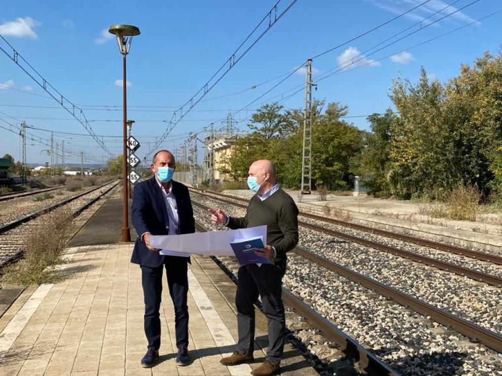 El alcalde de Tamarite, Francisco Mateo (i), y el director general de Ponentia Logistics, Rafael Peris, junto a la vía en la estación del municipio
