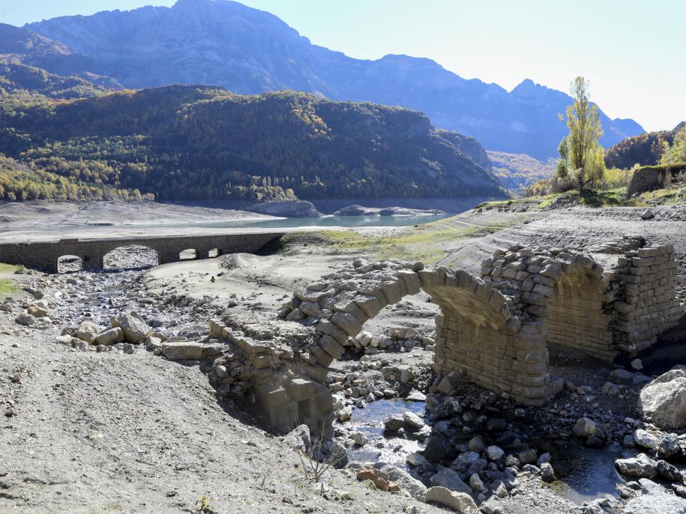 En la imagen, el embalse de Búbal, donde han aflorado restos de la antigua carretera y del pueblo de Saqués.