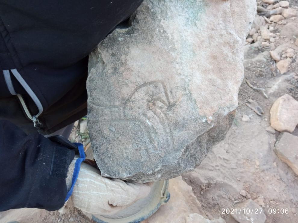 La estela ibera con el caballo grabado ha aparecido en Els Castellans, un yacimiento ubicado entre Cretas y Calaceite.