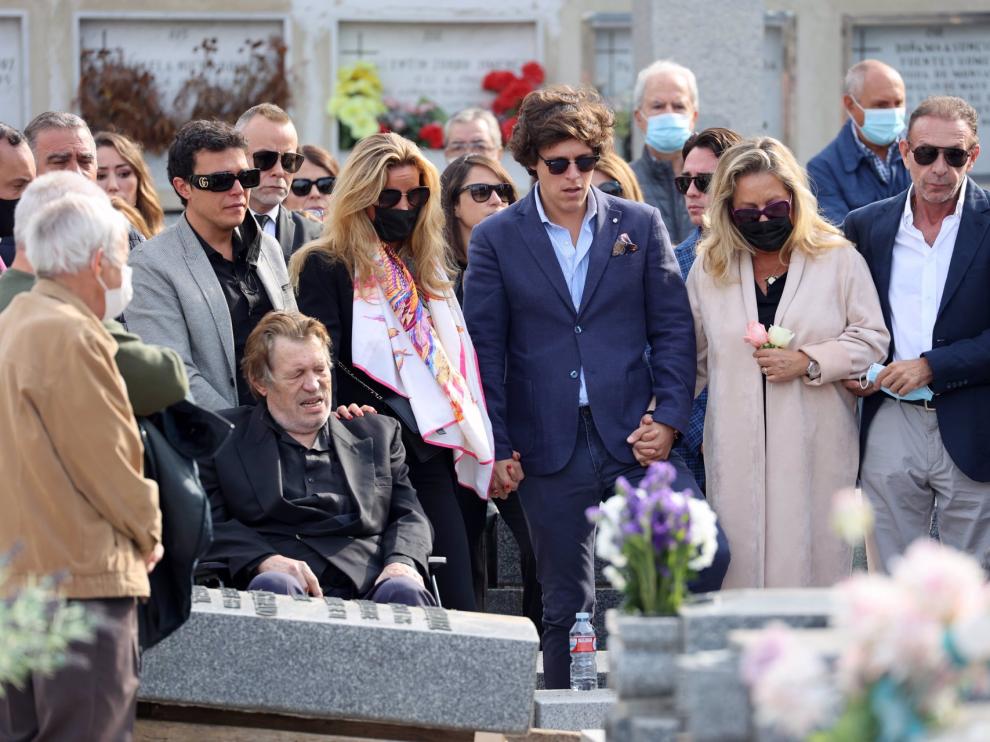 Familiares de Concha Márquez Piquer durante su despedida.