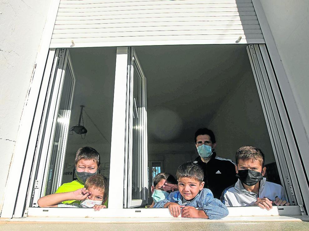 Los cincos escolares de Farlete, junto a su profesor, en la ventana de la escuela unitaria.