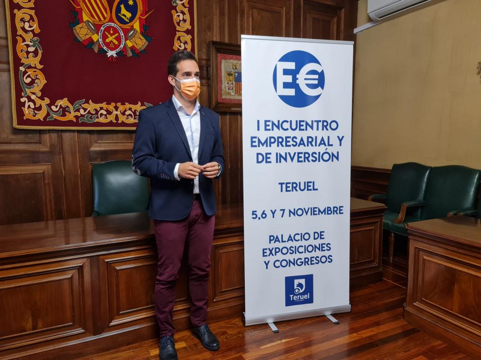 El primer teniente de alcalde, Ramón Fuertes, durante la presentación del encuentro empresarial.
