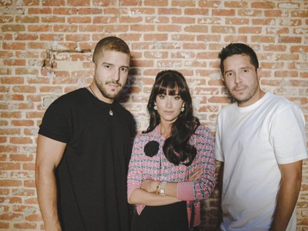 Aitana, junto a Cali y el Dandee, en una imagen promocional de su nueva canción 'Coldplay'