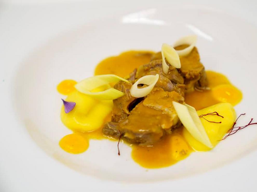 ‘Namelaka de azafrán y chocolate blanco con ragú de ternasco de Aragón y gel de campo’.