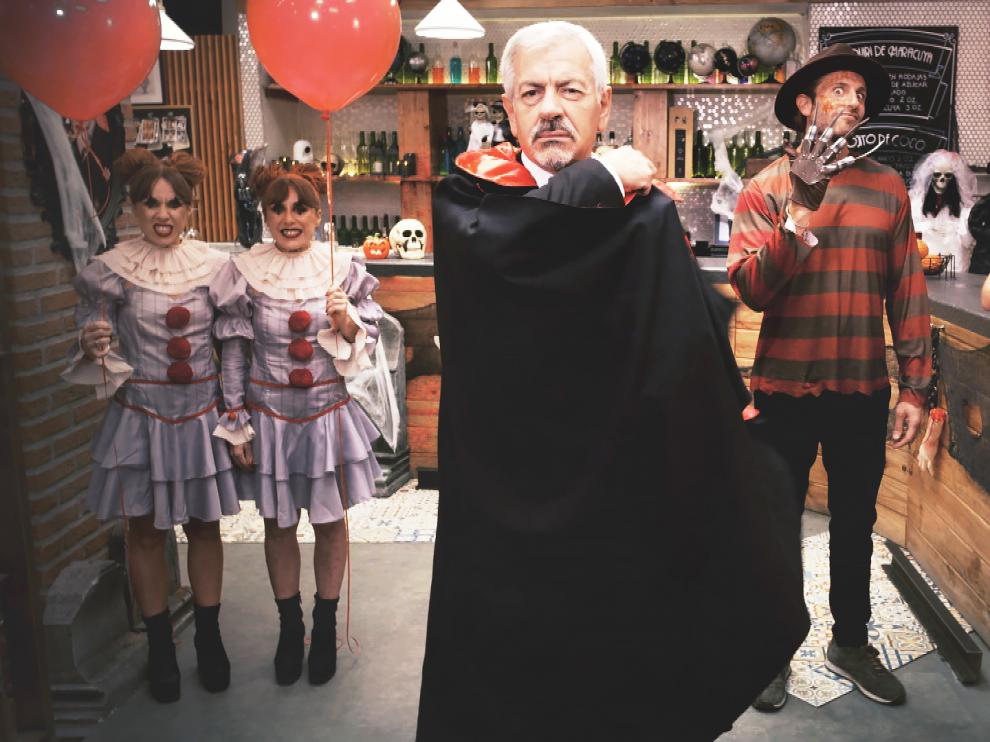 Carlos Sobera caracterizado como Drácula en su programa 'First Dates'