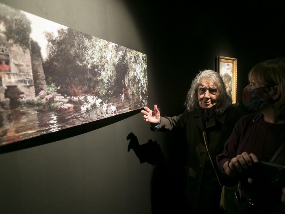 María Inés Pradilla, nieta del pintor y acuarelista, contempla la copia de una de las piezas de su abuelo que se exhiben en la Lonja.