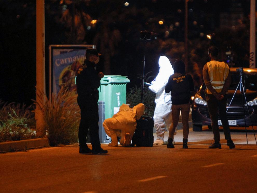 Efectivos del laboratorio científico de la policía judicial de la Guardia Civil registran en una urbanización cercana a la zona donde se encontraron los restos de la víctima de Torrevieja.
