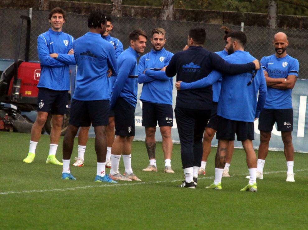 Xisco Muñoz, de espaldas, durante el entrenamiento de este viernes.