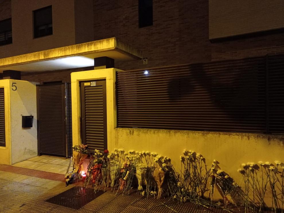Flores en el portal donde murió el pequeño