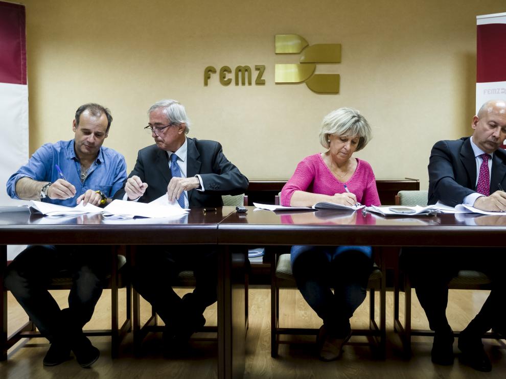 Juan Arcéiz, de UGT, Javier Ferrer, de FEMZ; Ana Sánchez, de CC. OO. y Carmelo Pérez, de FEMZ. Imagen de archivo