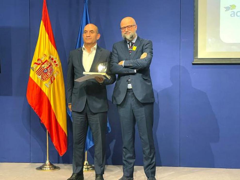 Juan Royo, de CulturaRSC.com, entrega el Premio a Juan Pablo Merino, director de Comunicación y RSC de Aqualia