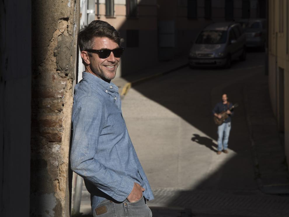 Luke Winslow-King, en el centro de Calatayud. Al fondo, Roberto Luti