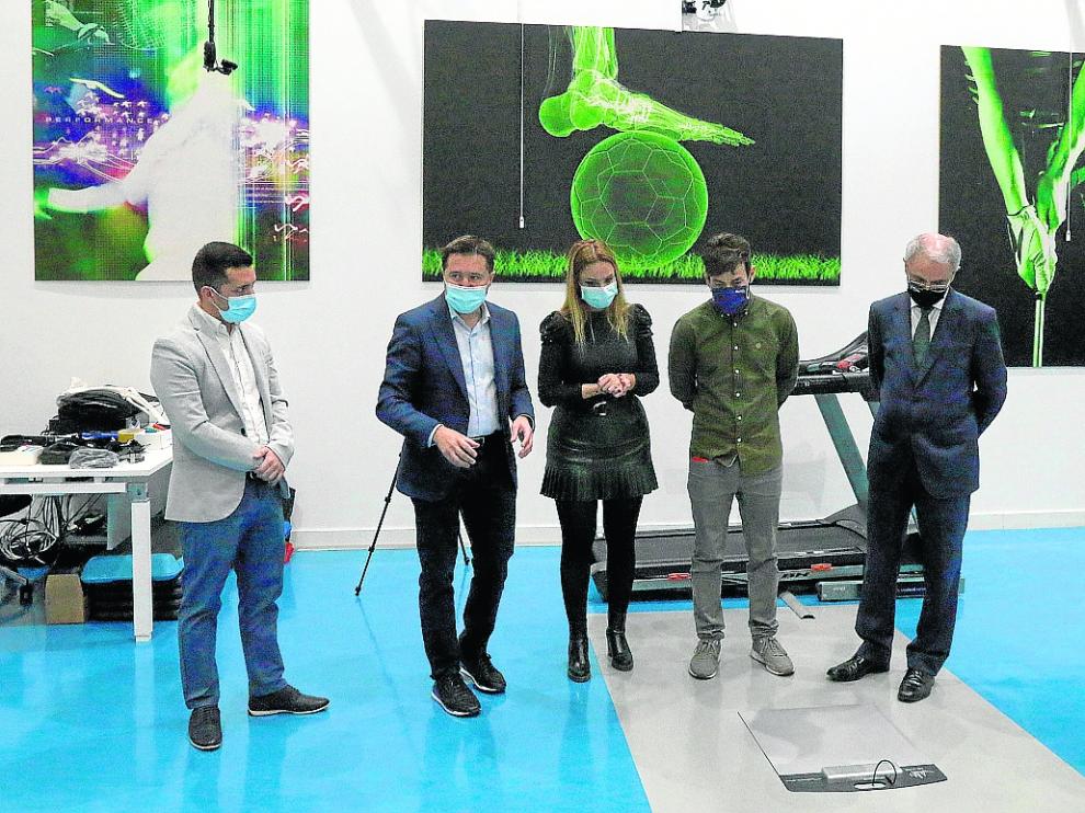 Maru Díaz (centro) y José Ángel Castellanos (derecha), en su visita de ayer a Podoactiva.