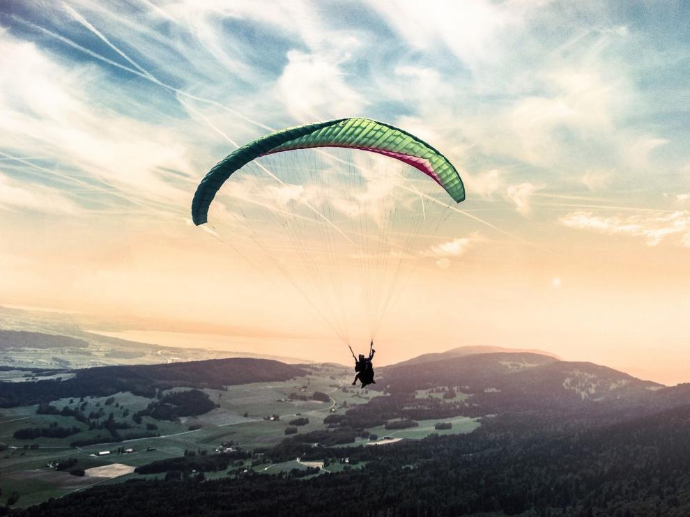La sensación de libertad y la descarga de adrenalina que permite son dos de las principales ventajas que permiten los vuelos en parapente.