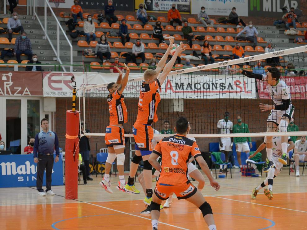 El Club Voleibol Teruel, en uno de los últimos partidos disputado en Los Planos.