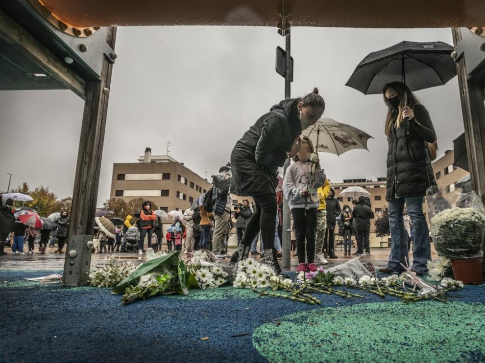 Varias personas colocan flores en memoria del niño asesinado, en el parque Entre Ríos de Lardero.
