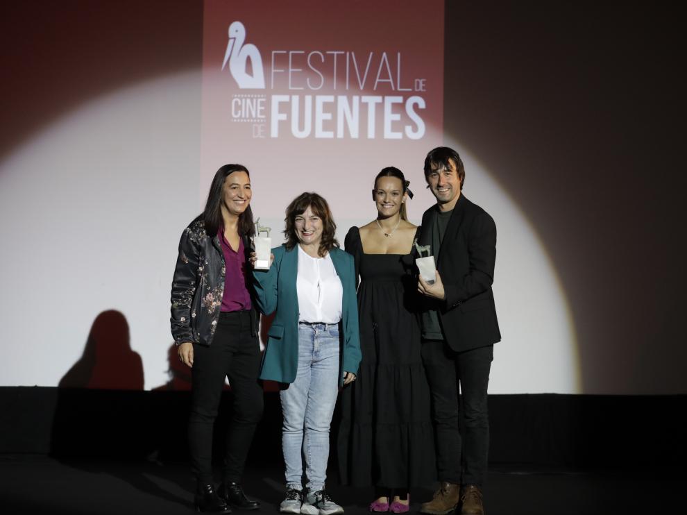 Ana Murugarren y Mikel Losada, tras recibir los premios en la gala inaugural.
