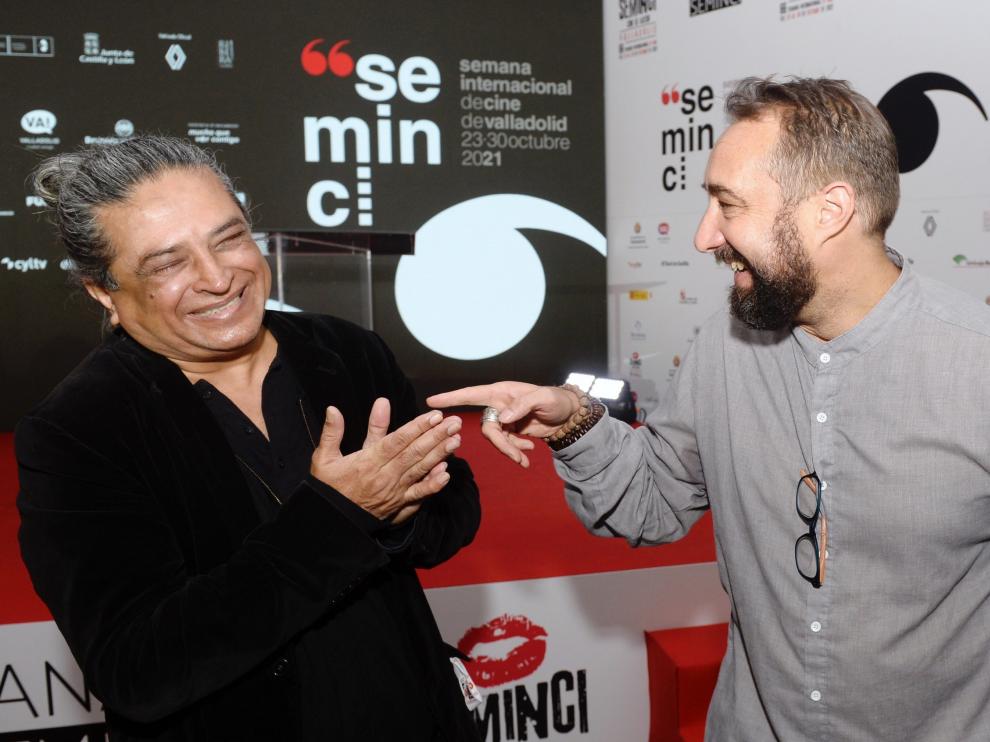 El director indio Pan Nalin celebra su victoria con su compañero Fred Baillif, que ha obtenido el galardón como mejor director.